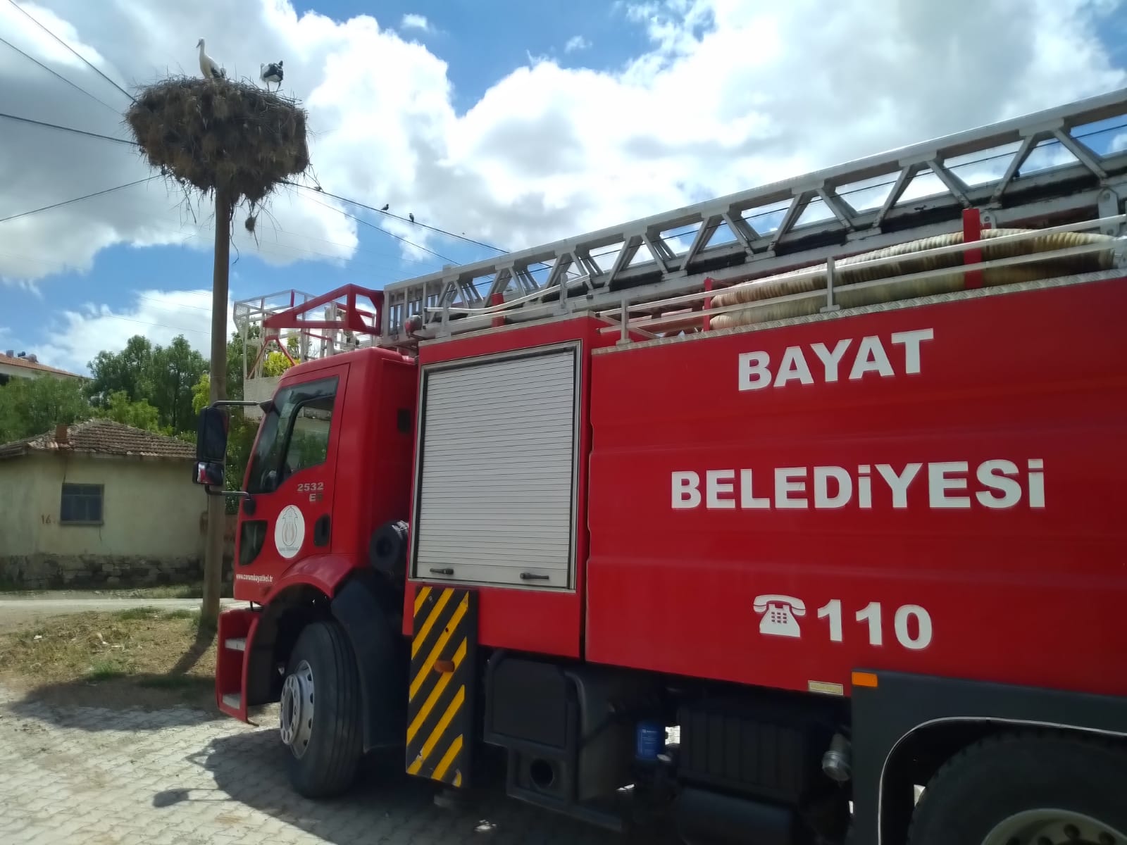 AYAĞINA İP TAKILAN LEYLEK İTFAİYE EKİPLERİNCE KURTARILDI.
